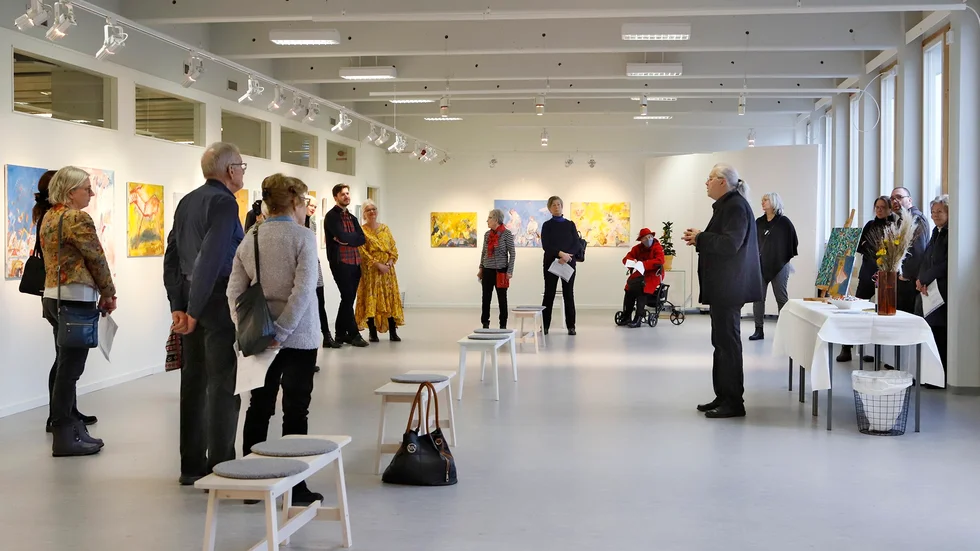 Det kom en hel del besökare till Lars Hoffstens vernissage och man släppte in 20 i taget på grund av pandemin.