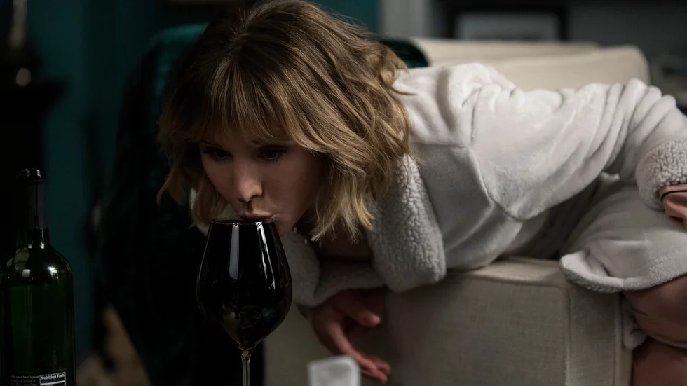 Netflix populäraste serie just nu handlar om Anna (spelas av Kristen Bell), som tillbringar sina dagar med att bälga i sig vin och spionera på grannen.