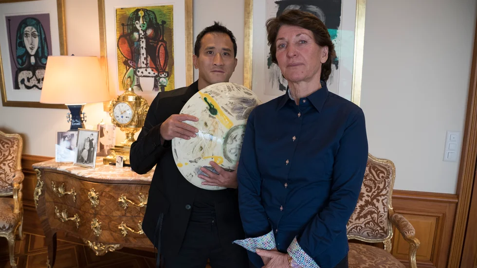 Pablo Picassos barnbarn Marina Picasso och hennes son Florian Picasso visar upp delar av det keramiska verk av Pablo Picasso som nu ska bli digital konst i 1010 exemplar.