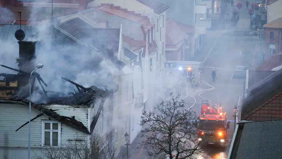 Larmet kom in strax efter klockan 14. Vid 16-tiden förklarade räddningstjänsten att de börjat få kontroll på branden.