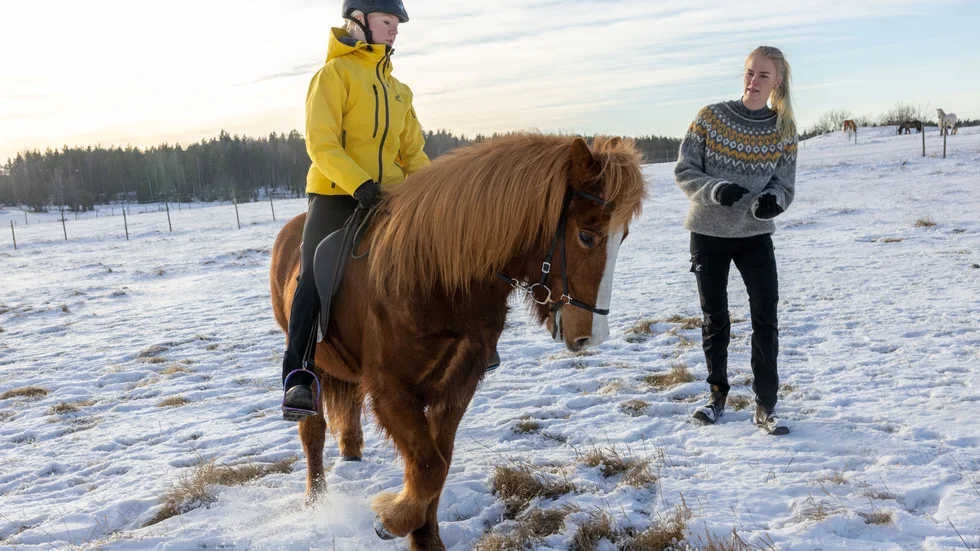 Inka Kelahaara rider islandshästen Bida och Elsa Teverud instruerar. Inkas högsta mål är att få rida VM.