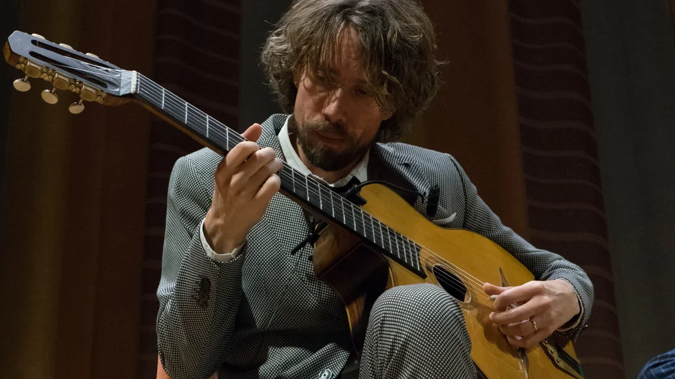 Gustav Lundgren betraktas som en av Sveriges skickligaste jazzgitarrister. På torsdag 27 januari kommer han till Jazzbaren på Katalin i Uppsala.