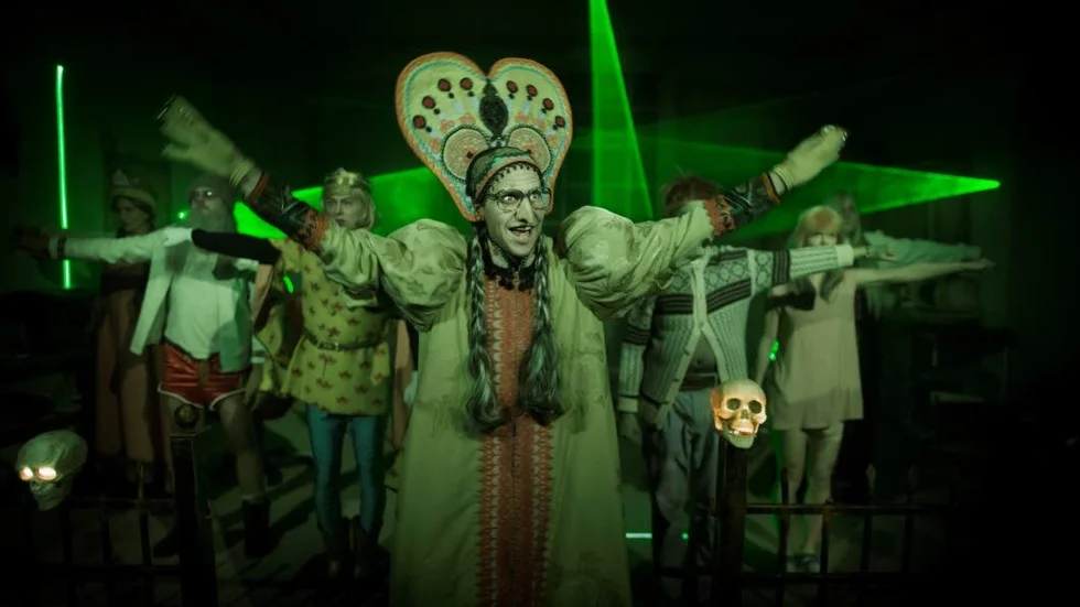 Den kroknästa terapeuten Baba Yaga och hennes olyckliga sagoväsen i en frigörande dans.