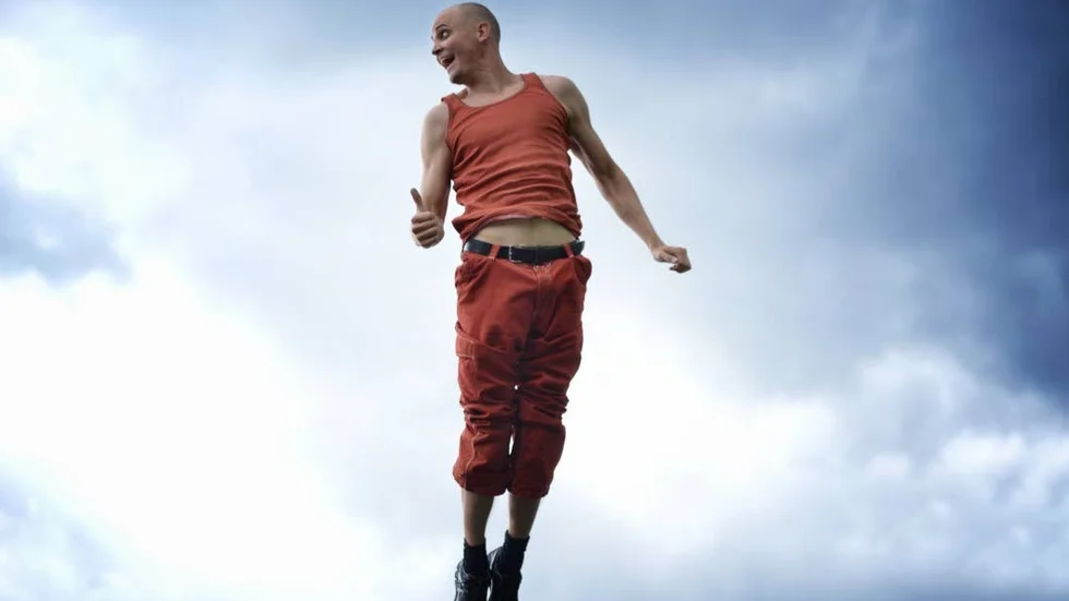 Maffigt avslut. Mikael Lindström svävar i luften i ett medryckande avslutningsnummer på trampolin.