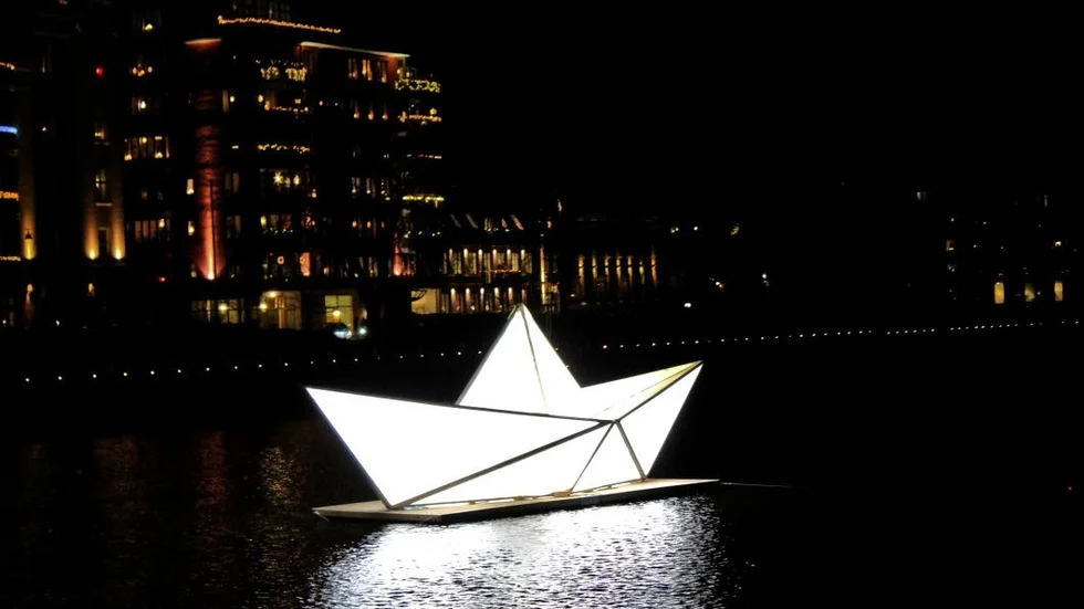 Pappersbåten. Intrepid, the paper boat, lyser upp Strömmen.