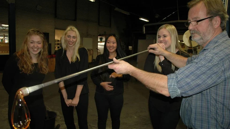UF-SM. Krönikör Ida Abrahamsson ska tillsammans med Julia Jamison, Rebecka Höglund och Ellen Gustafson delta i UF-SM. På bilden testar de att blåsa glas under ledning av Birger Karlsson, som arbetat som glasblåsare i hela 47 år.