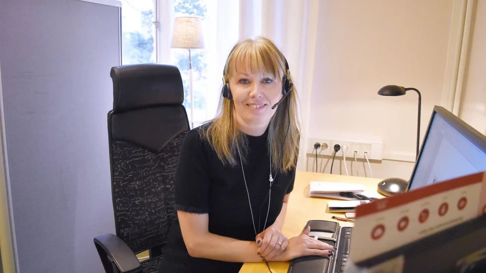 Lyssnar. ”På en hälsocentral kan man se och känna på personen. Här måste vi se patienten genom personens egna ögon. Det är en ganska stor utmaning vid bedömningen”, säger sjuksköterskan Ann–Charlotte Sjöström. Foto: Ulrika Andersson.