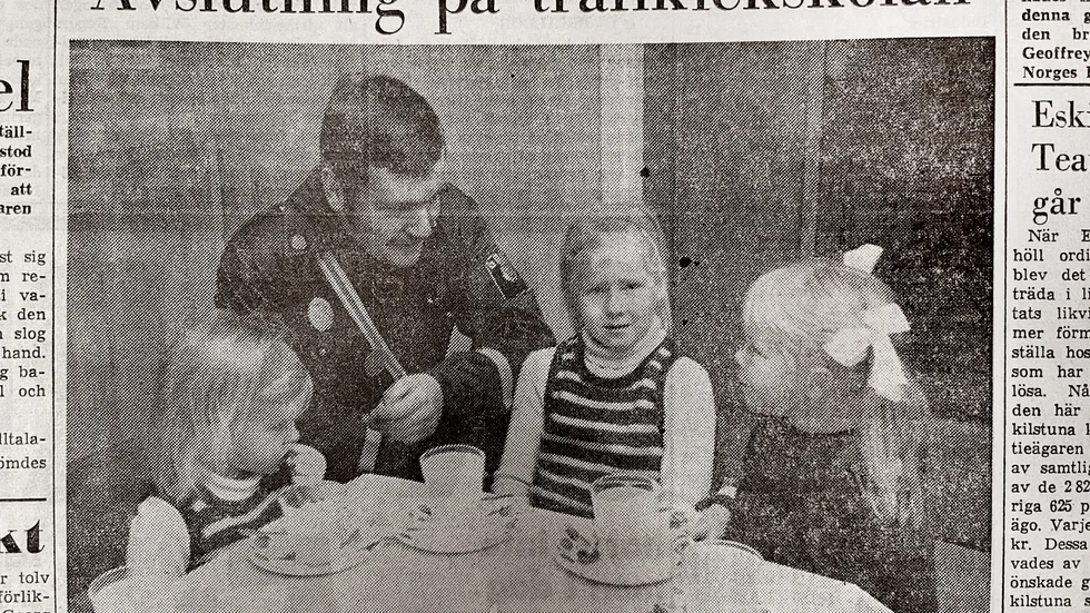 Eskilstuna-Kuriren 1 december 1971. Ulrika Skillhammar, Catarina Skillhammar och Lena Myrelid fångades på bild tillsammans med polisassistent Bengt-Åke Jonsson på trafikskolans avslutning.
