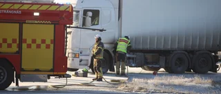 Lastbil lastad med flis fattade eld på E20 – föraren lyckades köra in på parkeringsficka