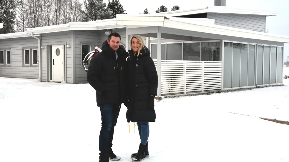 Ronny Keskitalo och Ida Bergeskans utanför villan i Vallen.
