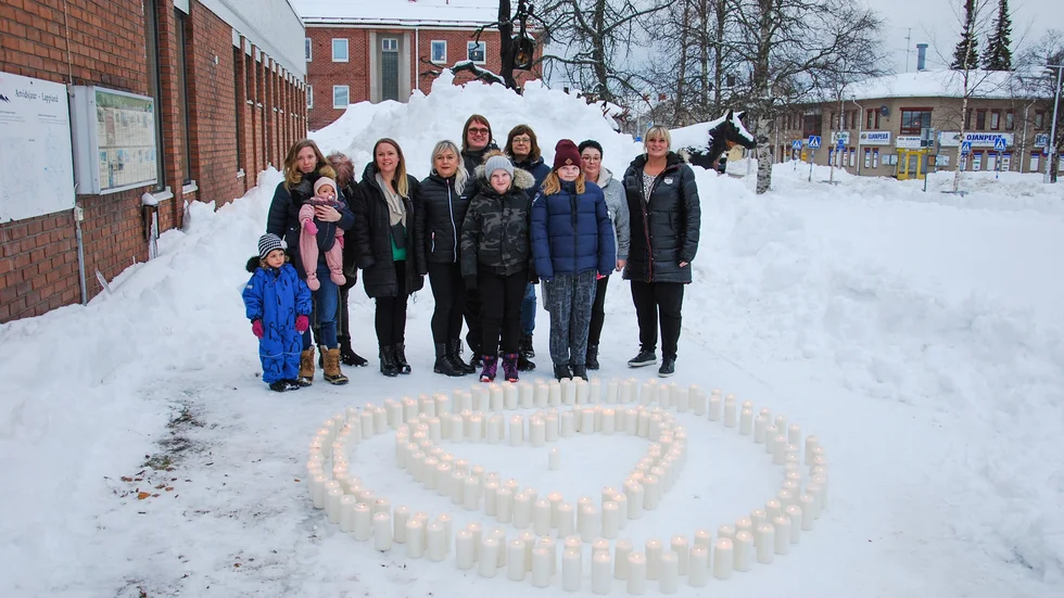Ljusmanifestation. I fredags tändes 206 ljus utanför Medborgarhuset i Arvidsjaur. Tjej- och kvinnojouren uppmärksammade att sedan år 2000 har minst 206 minderåriga barn förlorat sin mamma på grund av våld i nära relation. Foto: Tjej- och kvinnojouren i Arvidsjaur
