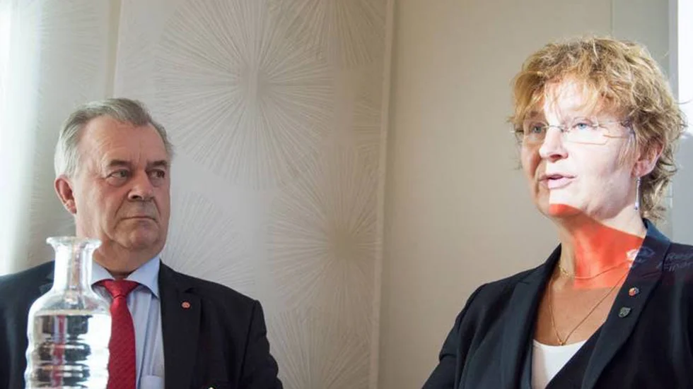 Överens. Sven-Erik Buchts och regeringens förslag tas väl emot av Britta Flinkfeldt. Foto: Jonas Andersson/Norrbottens-Media
