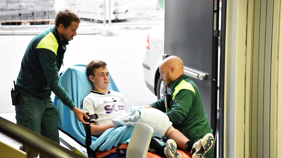 Max Granlund fick lämna i ambulans. Arkivbild: Kent Vikström