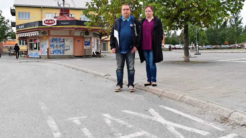 Kräver svar. Föräldrarna Robert och Helena Boström kräver svar från Skellefteå taxi: ”Hur ska vi våga anförtro vår dotter till er?” Foto: Jenny Petersson.