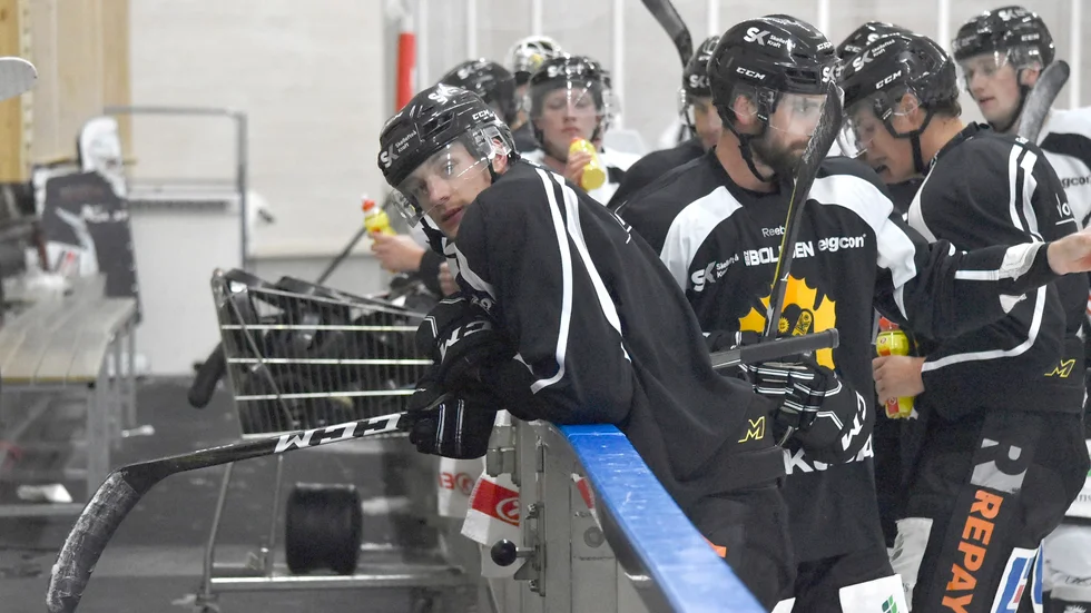 Paus. Adam Pettersson tar igen sig under en paus på träningen. Foto: Roger Lindström.