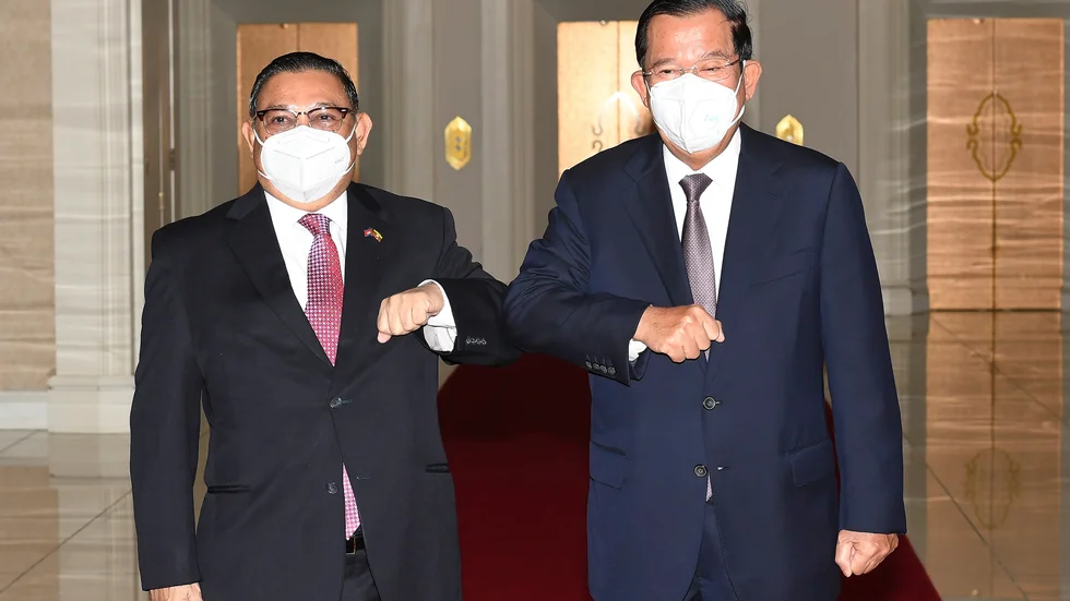 Wunna Maung Lwin och Hun Sen i Fredspalatset i Phnom Penh på tisdagen.