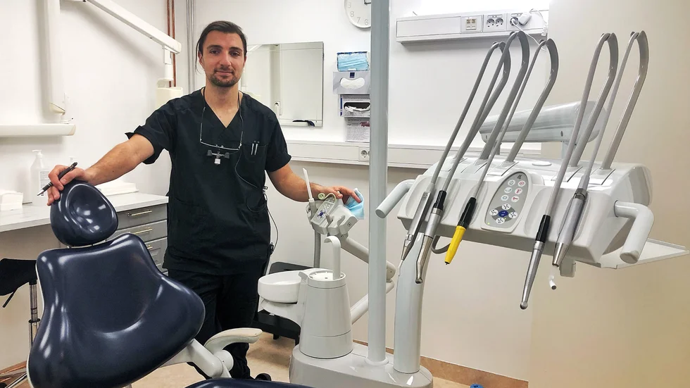 Många har tandläkarskräck och väntar därför för länge med att uppsöka tandläkere. "Vissa som kommer har aldrig fått sina tänder utvärderade tidigare. Många tycker det är obehagligt att någon håller på i munnen, men också att de är rädda för en stor ekonomisk utgift", säger tandläkaren Rabi Aho.