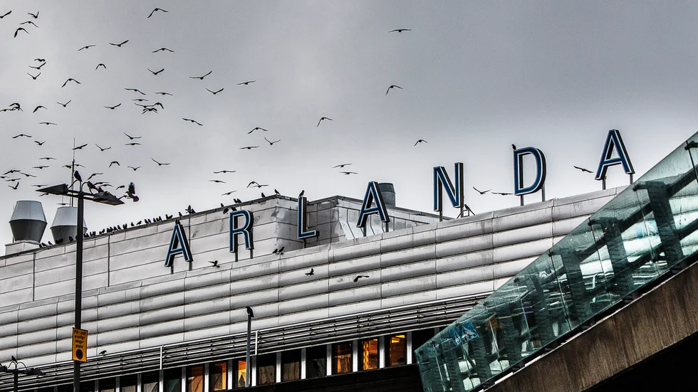 En man stoppades av tullen på Arlanda. I hans väska låg mängder med svenska sedlar.