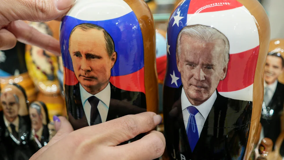 En kund har i Moskva precis köpt traditionella ryska dockor med Rysslands president Vladimir Putin och USA:s president Joe Biden. Dockorna såldes i Moskva dagen före veckans digitala toppmöte mellan de båda ledarna.