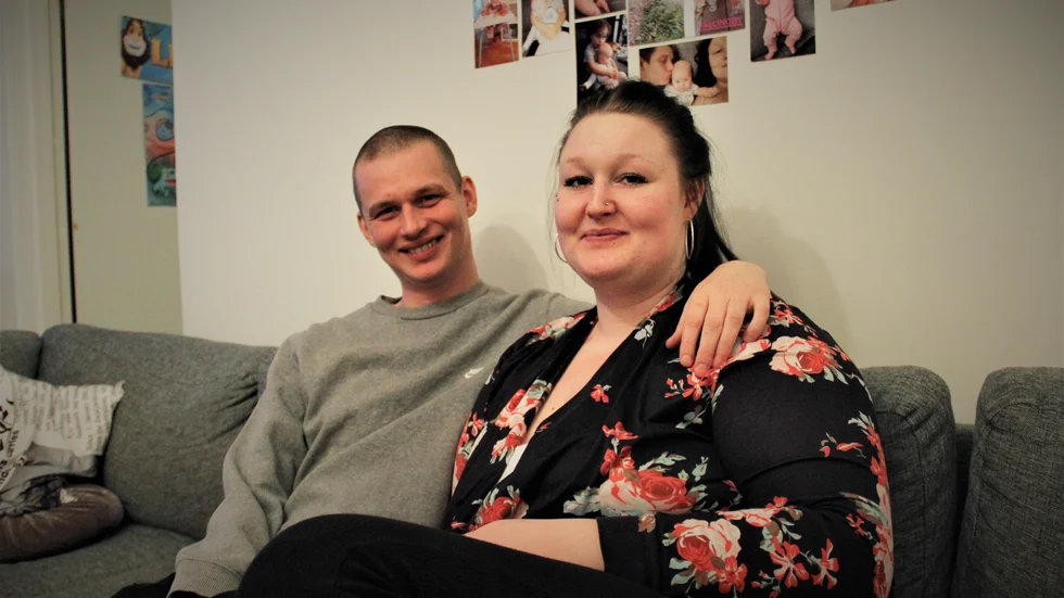 Benjamin Larsson tillsammans med sin sambo Amanda. I dag bor de tillsammans med deras sex månader gamla dotter i en lägenhet i Uppsala. 