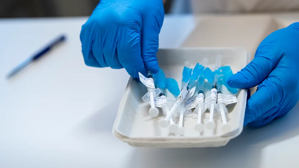 Vaccin från Pfizer-Biontech eller Astra Zeneca som följs av Modernas vaccin ger ett bra skydd mot covid-19 enligt en ny studie. Arkivbild.