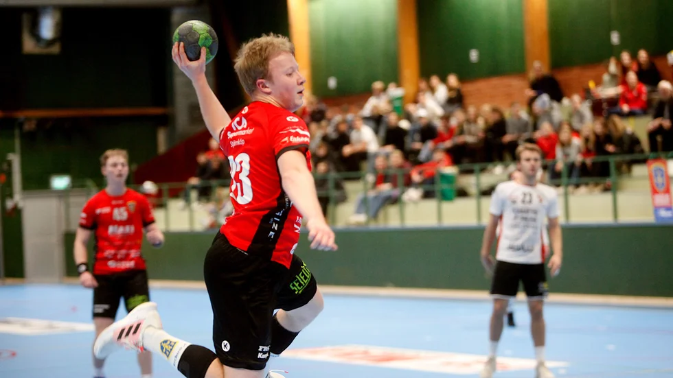 Jakob Hammar blev bäste målskytt när han sköt sju mål hemma mot Lindesberg B, när EHF:s U-lag i trean tog revansch för bortaförlusten och vann hemma mot 29-19. Nio segrar och en enda förlust har det blivit hittills i serien. På söndag med start 16.00 kan seriesegern bärgas hemma i Idrottshuset.