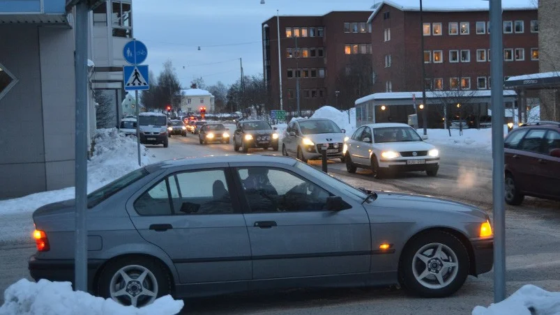 Här är en korsning i Skellefteå (Skeppargatan/Storgatan) där högerregeln inte längre gäller om du kommer från norr. Bilisten på bilden ska lämna företräde även till bilarna som kommer från vänster, vilket också skedde. (Foto: Yvonne Rönngren)