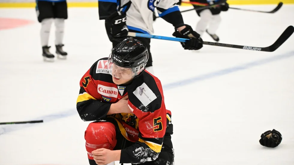 Andreas Hedström fick en smäll och hade ordentligt ont. Nu står det klart att axeln gick ur led.