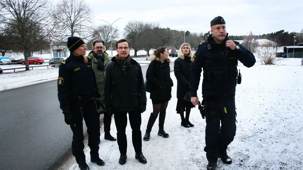 Poliserna Elin Johansson och Peter Sigurd gjorde Ulf Kristersson och Jari Puustinen (M) med stab sällskap i Fröslunda.