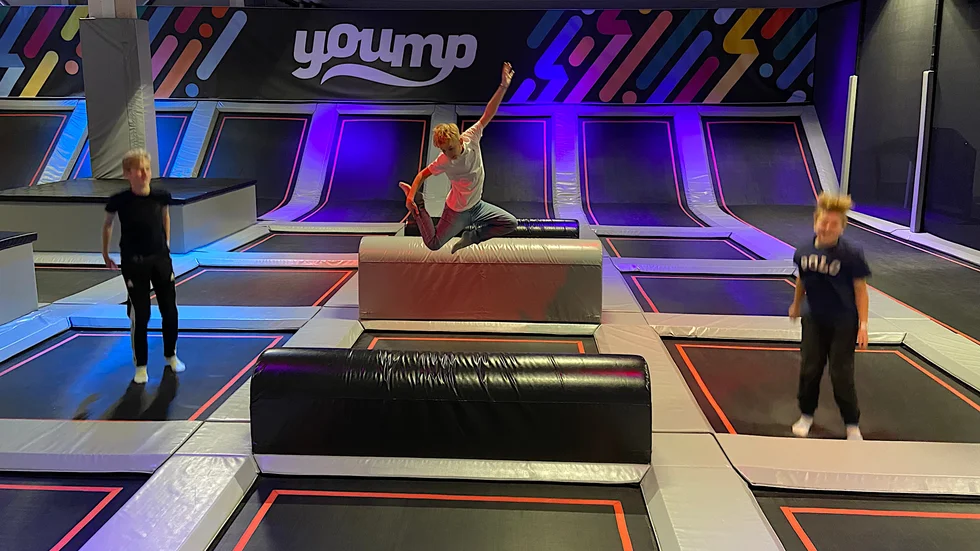 Testpanel Frank Mandorf, Arvid Åsenheim och Sixten Kullander testar Norrköpings nya trampolinpark. Högst betyg får den här delen där man kan hoppa fritt och göra volter.