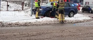 Traktor och bil i krock i korsning    