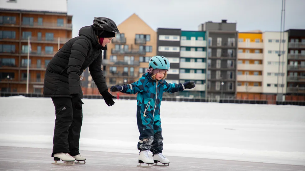 Linnea Eide är fortfarande en nybörjare som skridskoåkare. Tillsammans med mamma Helena kunde hon dock åka flera varv.  