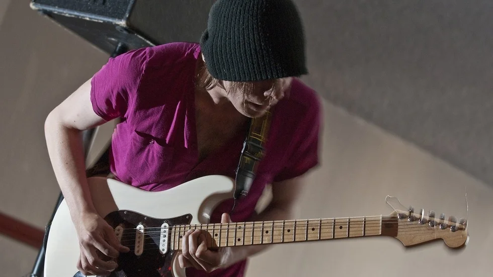 Jonas Strandgård, gitarrist från Boden, är en av de musiker som medverkar när Inlandskult nu i helgen arrangerar livemusikkvällar i Malå och Arvidsjaur. (Arkivbild av Göran Westerlund)