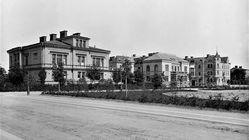Sundbergska barnhemmet för gossar färdigställdes hösten 1891. Det var då Klostergatans sydligaste fastighet. Byggnaden är ritad av den välkände stockholmsarkitekten Kumlien.
