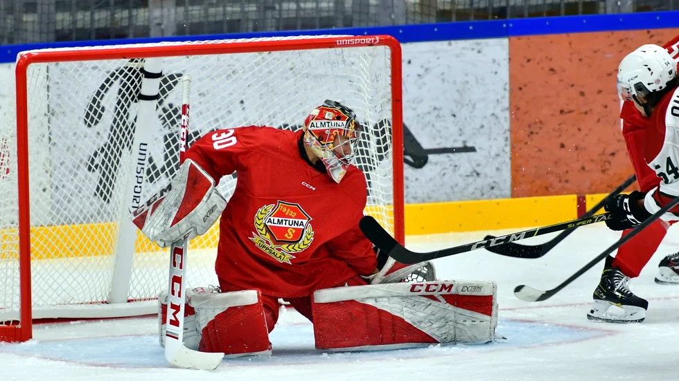 Oscar Leijon under en allsvensk match i Gränbyhallen. Nu spelar han med HV71:s J20-lag.