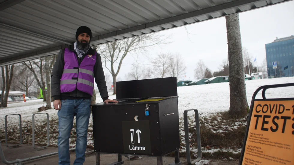 Redan under onsdagsmorgonen hade folk kommit för att hämta testkit, berättar Almothana Aboush, hälsoinformatör.