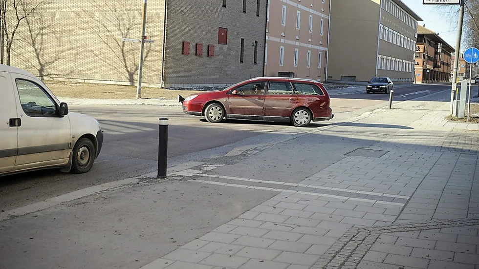 Här skulle föraren i den röda bilen ha gett företräde åt den vita bilen. (Foto: Leif Andersson)