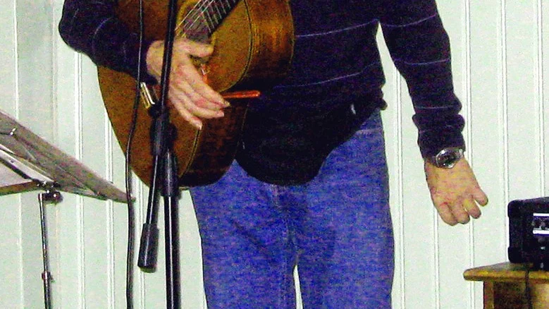 Sigurd Granström. Underhöll i Renholmens byagård.
