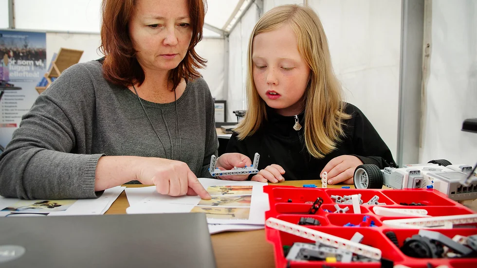 Gillar lego. 8-åriga Maya Sundberg och hennes mamma Sara Berglund provar på att bygga en legorobot.