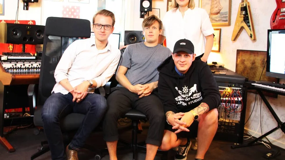 16 låtskrivare från hela landet träffades på en session hos Kapten studios i helgen. Viktor Löfgren, Gabriel Pettersson, Beatrice Jaksch och Kenny Lundström var några av låtskrivarna.
