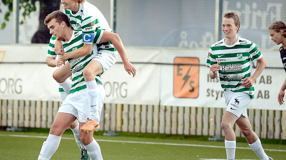 Moröns lagkapten Christoffer Tegelind lyckades med bedriften att åka in i ett fönster. Arkivfoto: Ulf Johansson.