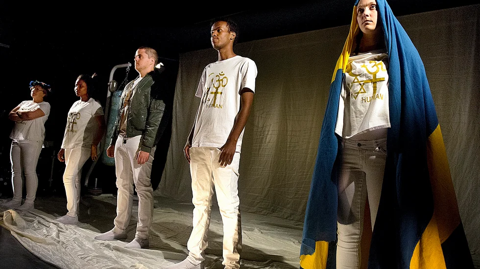I pjäsen. Theresa Eriksson, Frehiwet Dagnew Haile, Nils Lundqvist, Axmed Muse och Matilda Kjellmor medverkar i "Xenofoben". Foto: Annika Eriksson.
