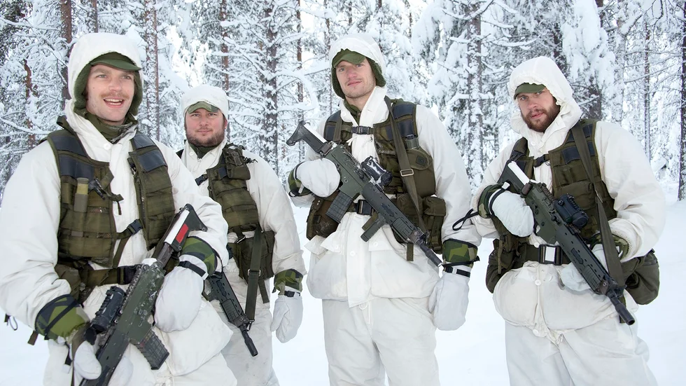 tillbaka igen. På återbesök på jägarbataljonens skjut- och övningsfält. Från vänster Axel Gustafsson, Stockholm, Alexander Björn, Umeå, Robin Lööv, Östersund, och Sebastian Ackesten, Köping, är fyra av de sammanlagt 85 värnpliktiga jägarsoldater som kallats in till repetitionsutbildning i Arvidsjaur. Foto: Foto: GÖRAN WESTERLUND.