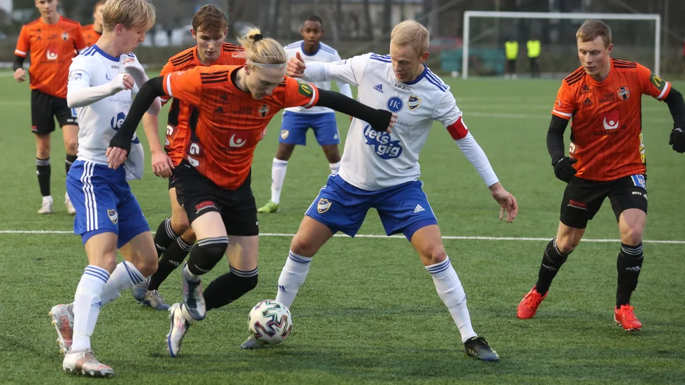 Jesper Cyrus Stålheim i duell med två motståndare. Gutebacken gick vinnande ur den, men Stocksund vann matchen med klara 3-1.