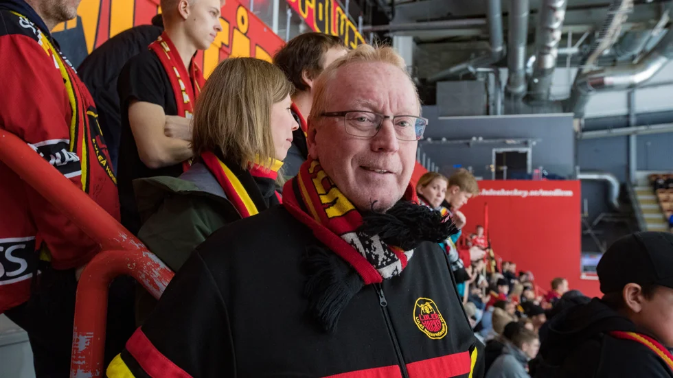Bertil Hansén äger också två säsongskort på sittplats. Lika fullt väljer han ofta ståplats. 