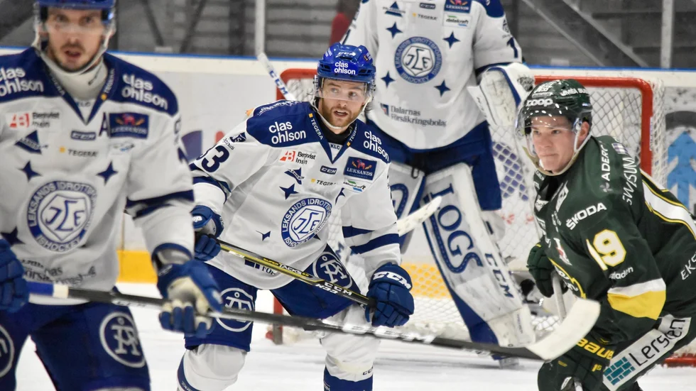Utlånade AIK-backen Anton Öhman i Leksandsdräkten. Han spelar tillsammans med tidigare Skellefteå AIK-backen Fredrik Lindgren, till vänster i förgrunden. Foto: Adam Savonen