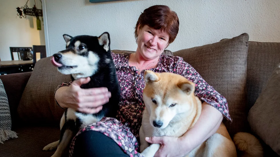 Marie Trapp tillsammans med sina hundar Zelda och Devil. Att vara tillsammans med dem är en av sakerna som ger livet mening, "det är som att vi är sammanlänkade". 