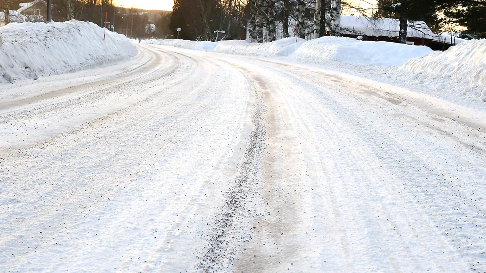 Vägen genom Myckle är livsfarligt spårig, menar skribenten. Trafikverket svarar. Foto: Jeanette Lövgren