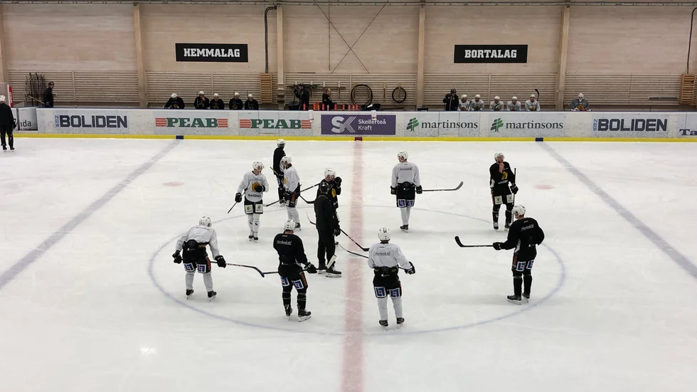 AIK tränar i C-hallen i dag då det ska in ny reklam i A-hallen.
