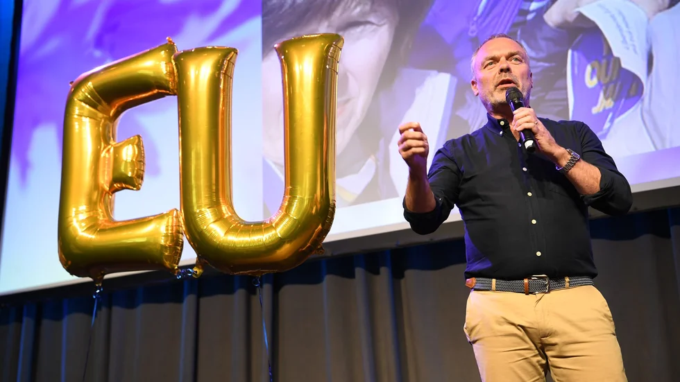 Jan Björklund slipper lämna partiledarposten i Liberalerna som förlorarnas förlorare.